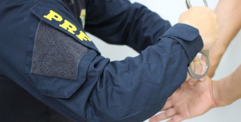 Mulheres acionam PRF após importunação sexual dentro de ônibus em Barro Duro; passageiro detido 5 homem e preso por importunar sexualmente mulheres dentro de onibus no piaui