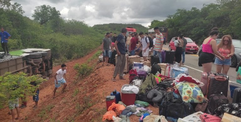 Acidente com ônibus na BR-135 deixa cinco pessoas feridas em Redenção do Gurguéia