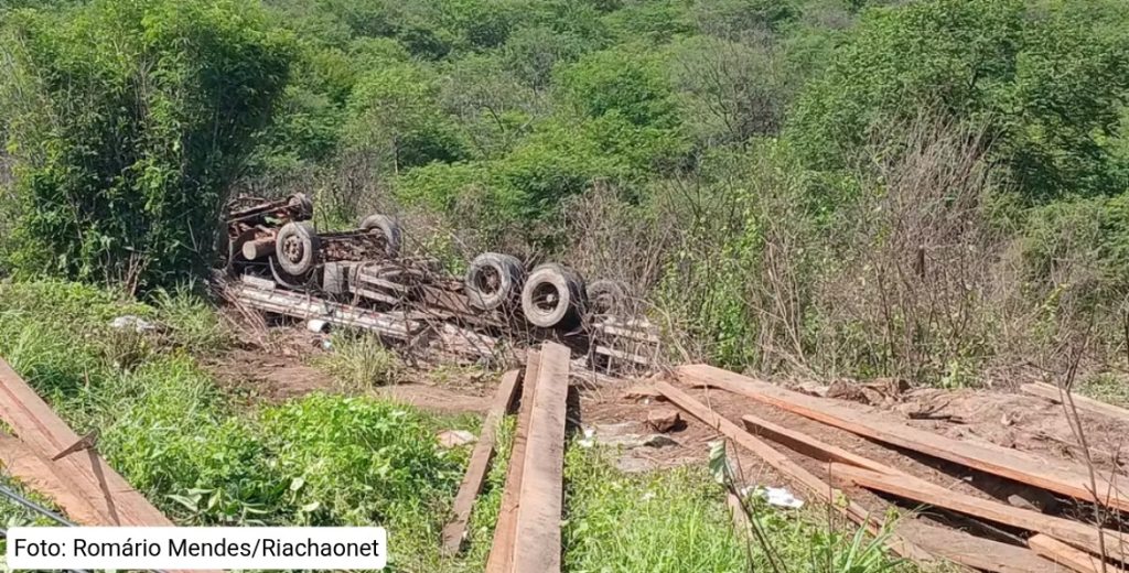 caminhao carregado tomba em picos