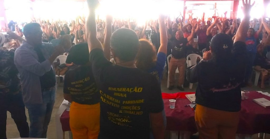 Paralisação dos professores do Piauí por tempo indeterminado contempla reajuste salarial e plano de carreira. Entenda!