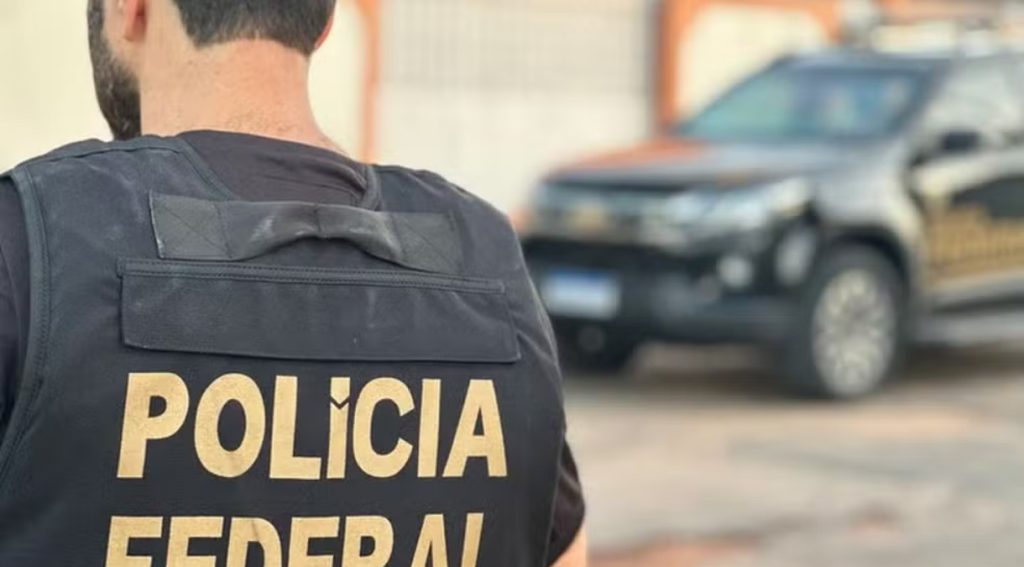 Avião da Gol em aeroporto sendo inspecionado por equipes da Polícia Federal após ameaça de bomba