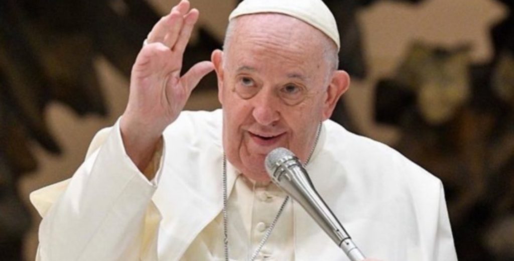 Aos 88 anos, Papa Francisco tropeça após bengala quebrar no Vaticano. Problemas nos joelhos e histórico de quedas levantam preocupação.