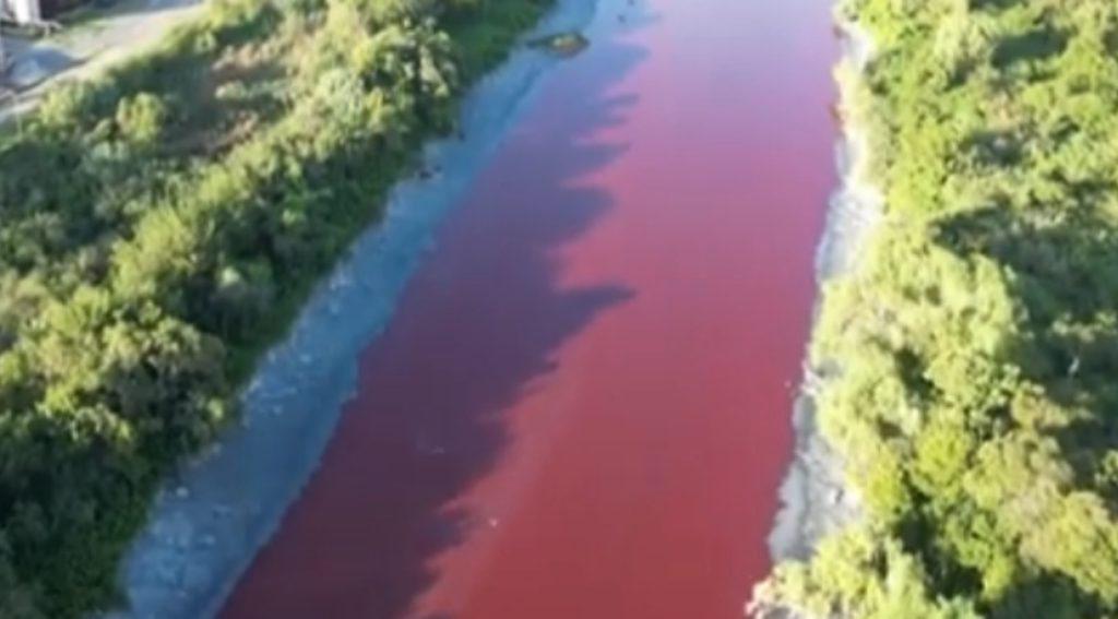 Rio na Argentina adquire cor vermelho sangue e deixa moradores assustados. Mistério intriga autoridades locais.