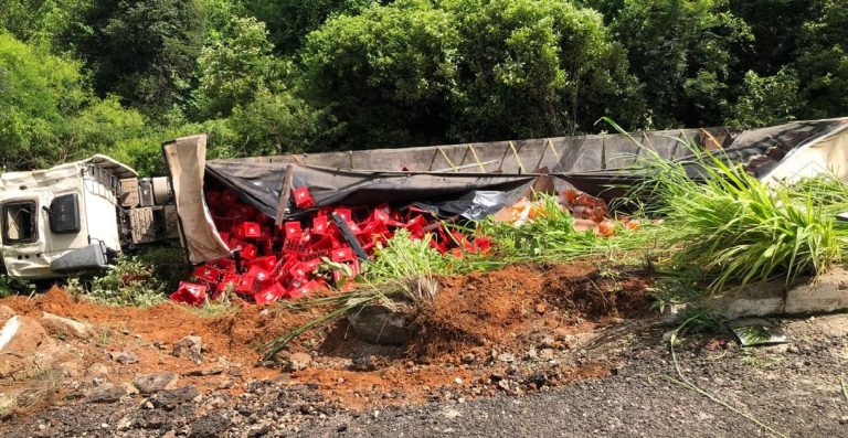 Caminhão sai da pista e tomba em rodovia no Piauí; motorista é socorrido com ferimentos