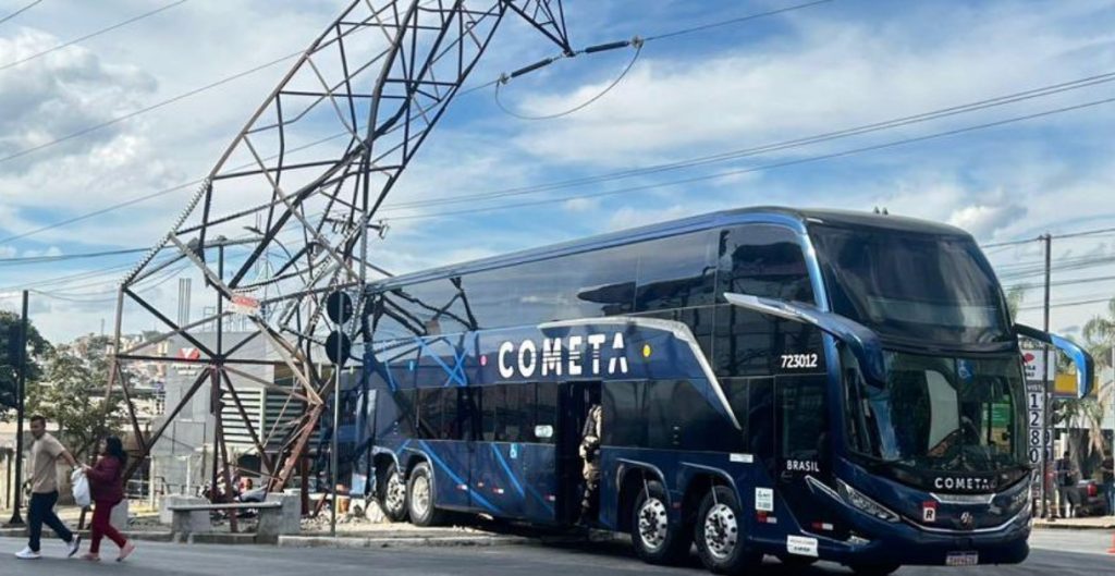 Ônibus atinge torre de alta tensão, causa explosão e apagão na Grande Belo Horizonte 4 onibus bate em torre causa explosao e deixa bairros de minas gerais sem energia