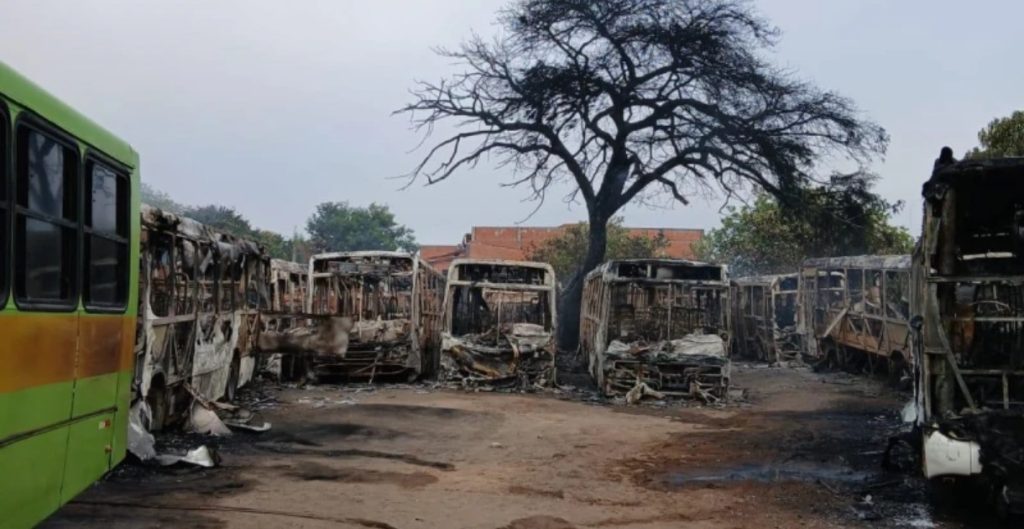Ônibus destruídos pelo incêndio no bairro Esplanada, em Teresina, Piauí.
