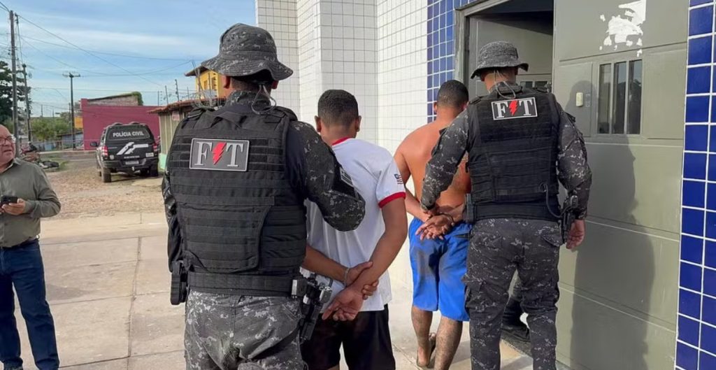 Material apreendido, incluindo armas e drogas, durante operação policial em Timon no bairro Cidade Nova.