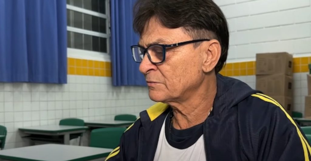 Pedreiro de 65 anos, Seu José, estudando em sala de aula do EJA em São Vicente, SP.