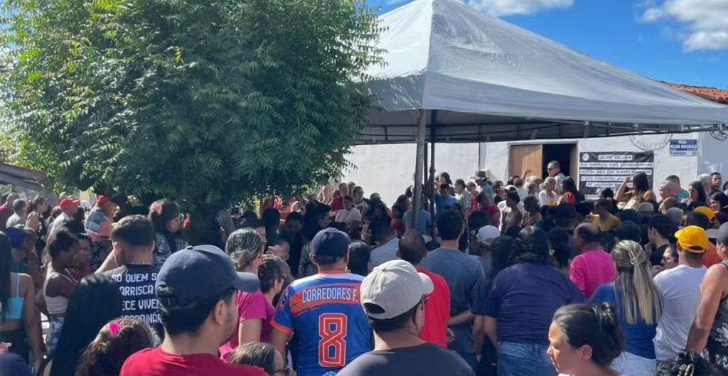 Dor e despedida: seis familiares, incluindo grávida e crianças, são enterrados após acidente devastador 1 Tragédia em Crateús: comoção em velório de seis vítimas