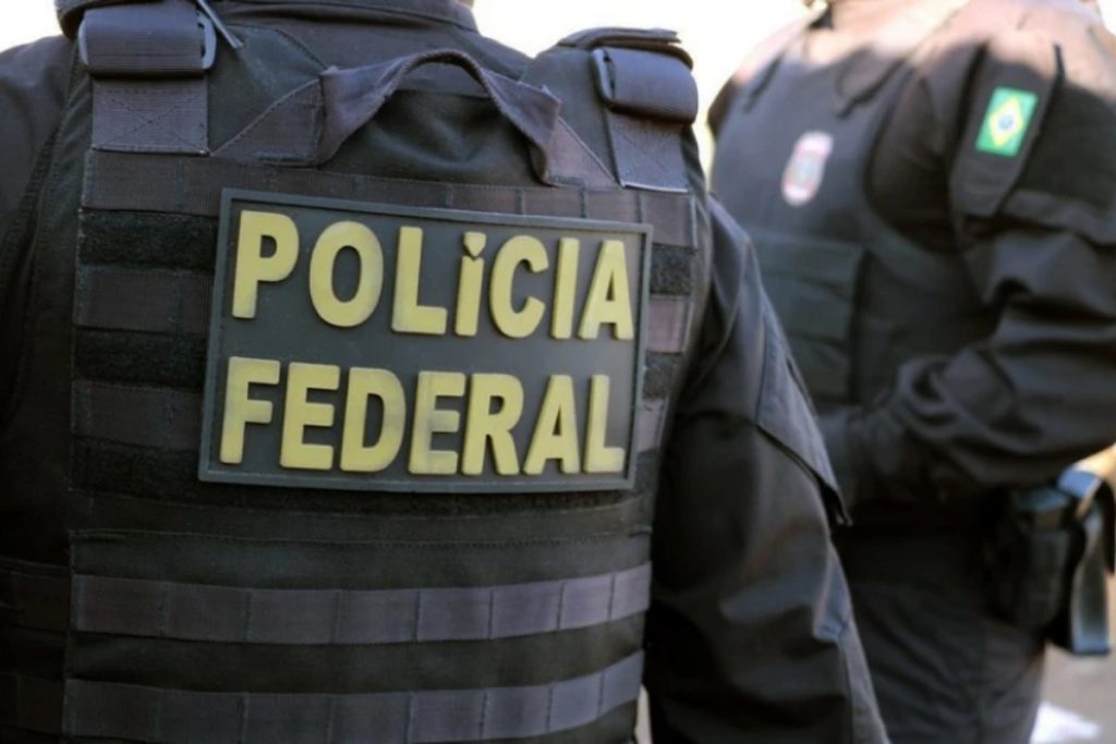 Operação fundo oculto no maranhão: Agente da Polícia Federal com colete tático.