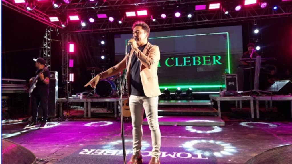 tom cleber no festival de verao
