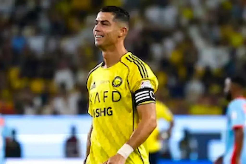 Cristiano Ronaldo marca duas vezes em goleada e fica a 55 gols do milésimo na carreira 1 Cristiano Ronaldo, próximo do milésimo gol, marca 2 vezes em goleada contra o Al Nassr