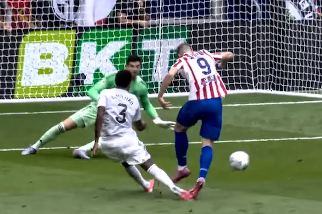 Jogadores do Atlético de Madrid comemoram gol contra o Real Madrid no Estádio Metropolitano.