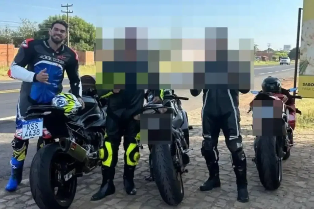 O anestesista e empresário Caio Barros, sorrindo, ao lado de sua motocicleta antes do acidente.