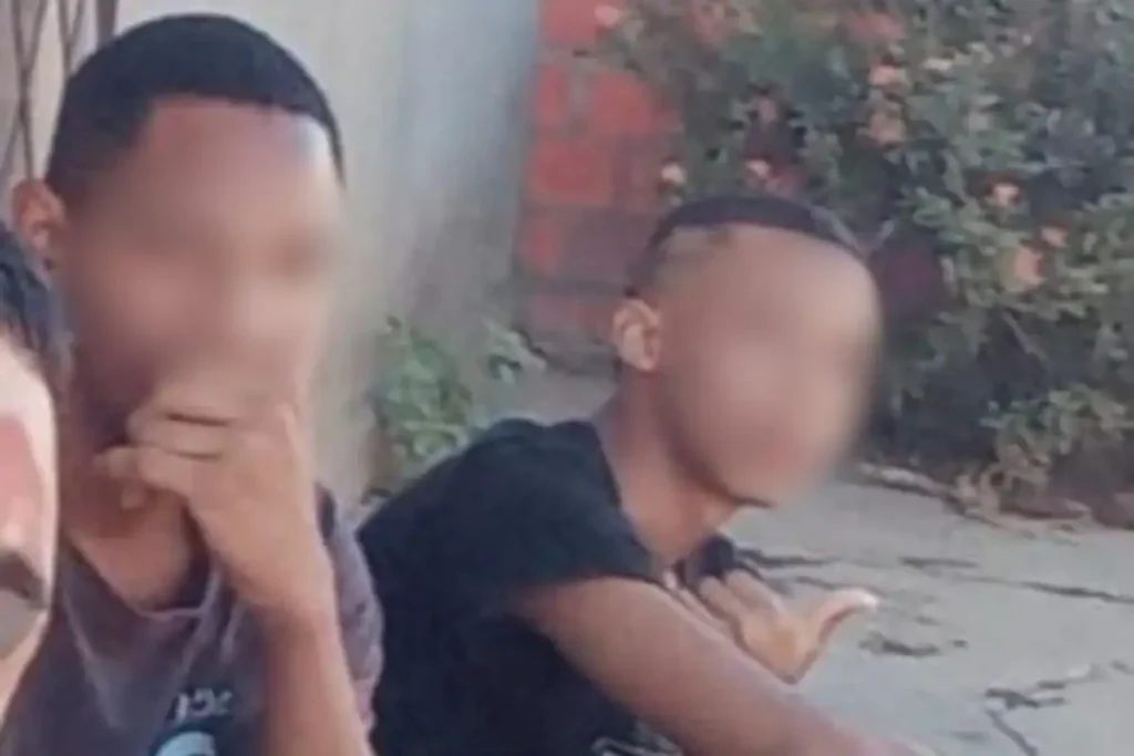 Imagem desfocada dos rostos de Welisson Ferreira e Victor Bruno, adolescentes vítimas de execução