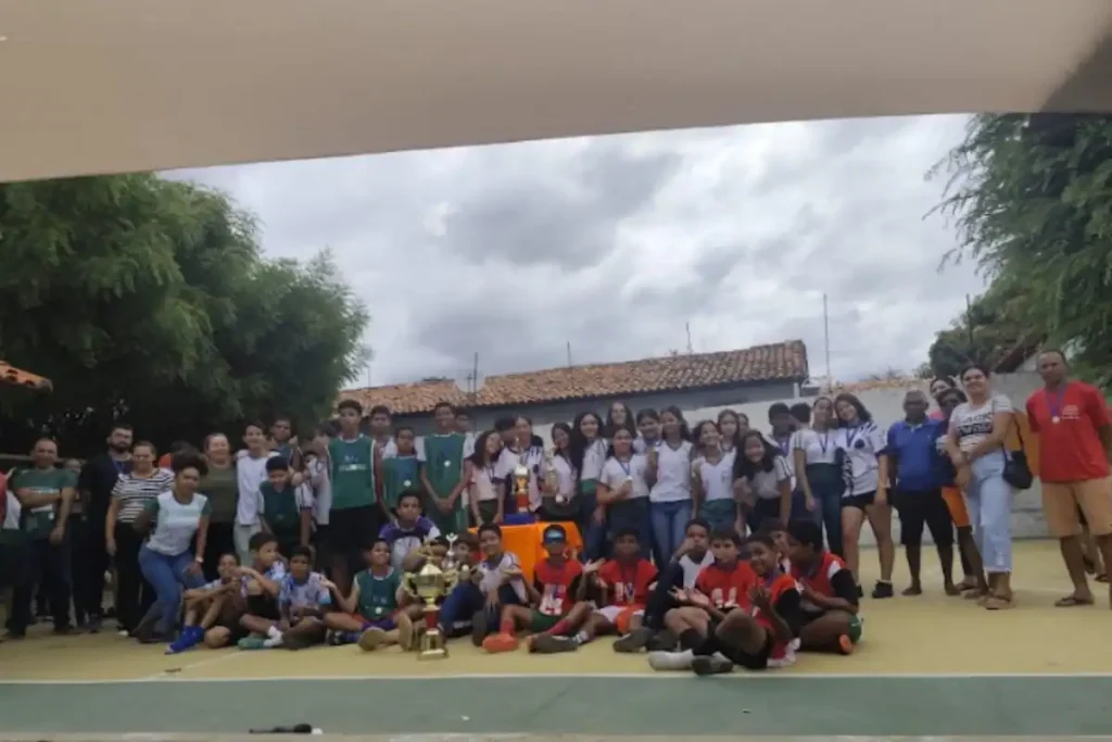 Alunos jogando futsal na final dos Jogos Interclasses 2025