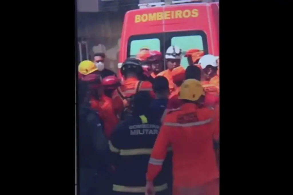 Bombeiros trabalham em meio aos escombros após explosão em Olinda