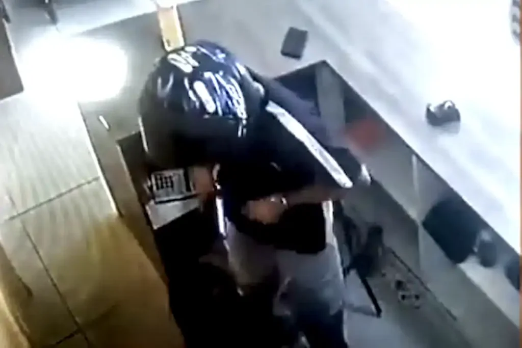 Dois homens disfarçados de entregadores ameaçando funcionária de loja.