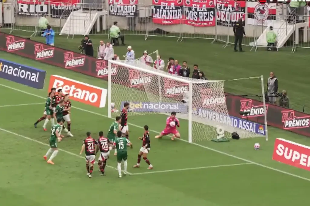 Jogadores do Flamengo e Palmeiras disputam a bola no grande duelo no Maracanã