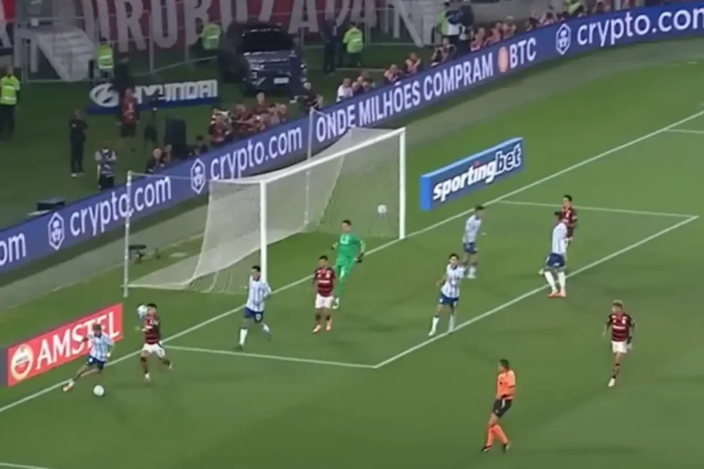 Times de Flamengo e Racing perfilados no campo antes da partida da Libertadores