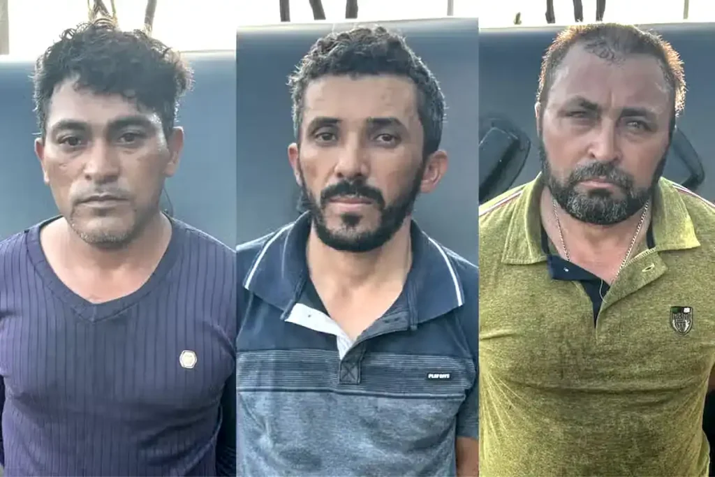 Foragidos por execução no Piauí são presos em ônibus clandestino em Goiás 1 Três homens foragidos, algemados, após serem presos pela Polícia Civil em Goiás