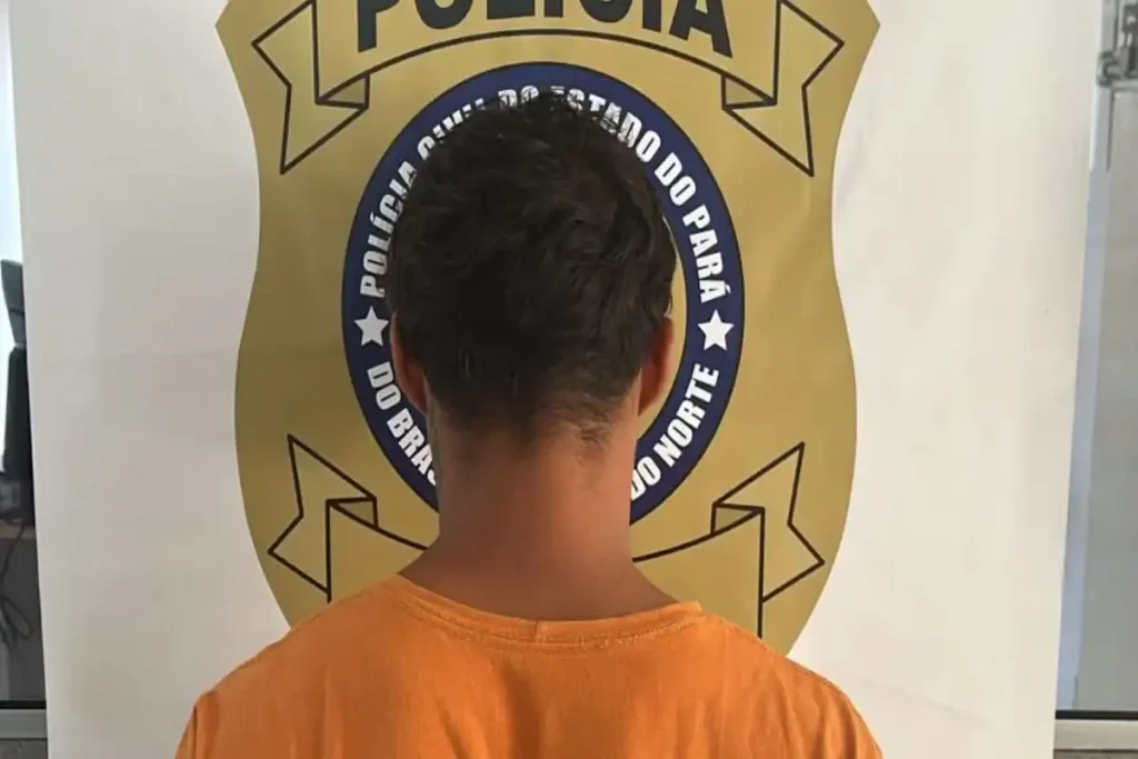 Homem suspeito de homicídio qualificado de costas na delegacia da Polícia Civil do Pará