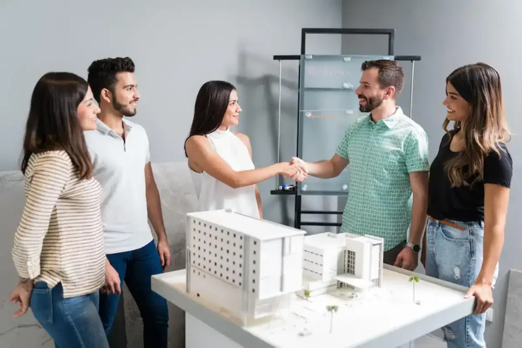 Imagem de um ambiente moderno de colaboração, representando um hub imobiliário com foco em tecnologia
