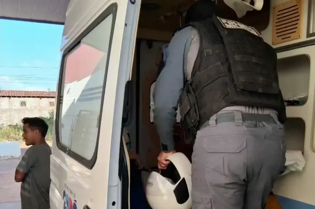Idosa sendo atendida por socorristas e equipe da PM em viatura