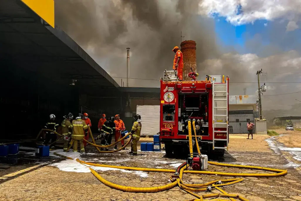 Vista da fumaça incontrolável do incêndio em loja de pneus em Teresina