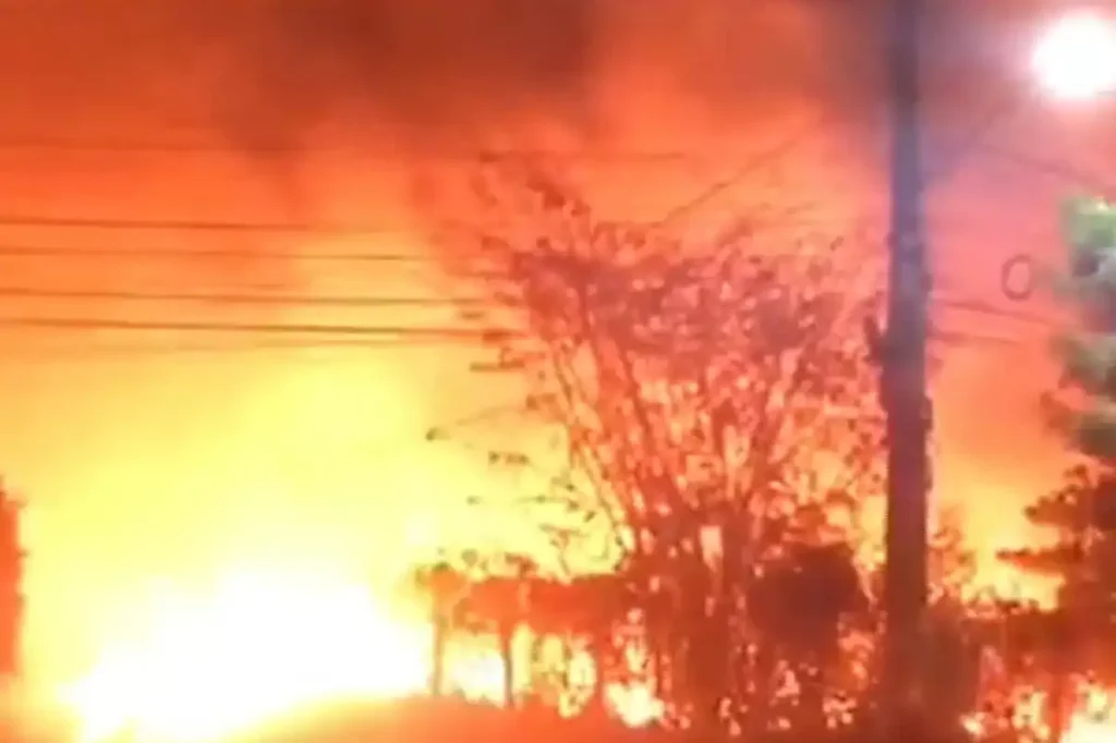 Incêndio em Pindaré-Mirim atinge área da Polícia Militar e exige reforço do Corpo de Bombeiros 1 Chamas e fumaça na área da Polícia Militar durante incêndio em Pindaré-Mirim