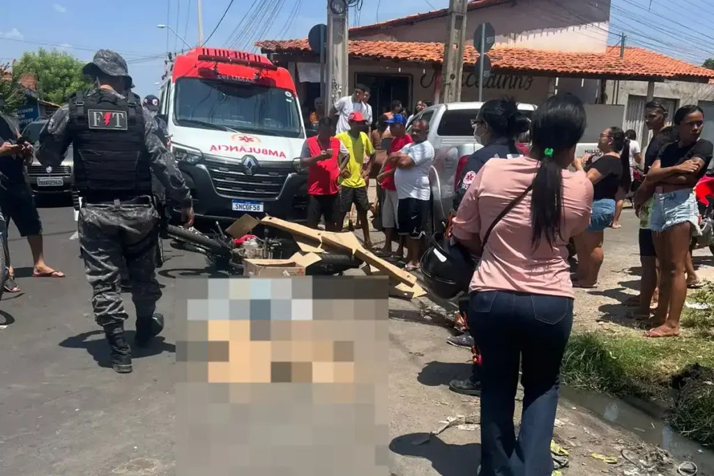 ambulância do samu no local do acidente, em timon