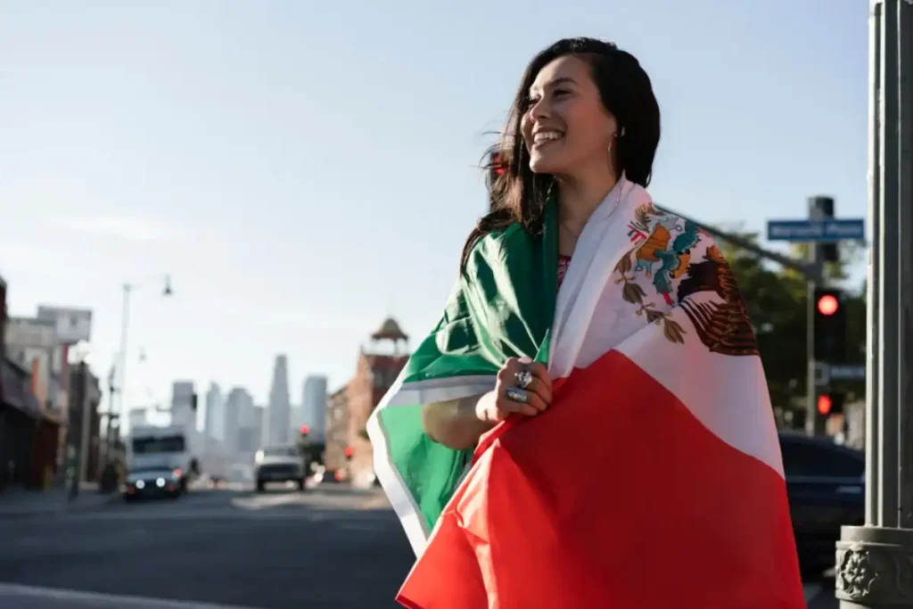 Mulher envolta na bandeira da Itália em celebração de pertencimento cultural.