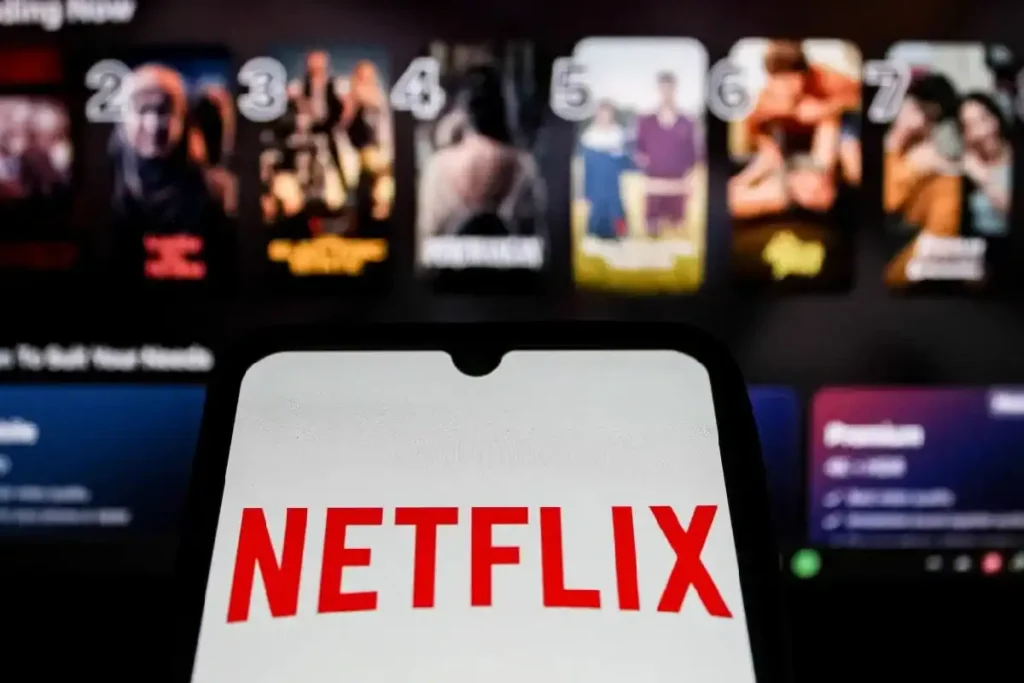 Logotipos da Netflix e Warner Bros Discovery em fusão corporativa