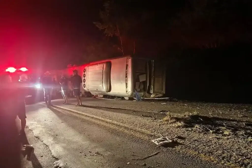 Ônibus de turismo tombado fora da pista na BR-423 após acidente grave