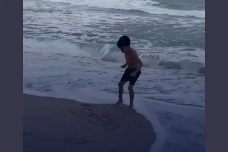 Menino escreve ‘Deus’ na areia e água do mar não apaga em fenômeno inexplicável; assista ao vídeo!