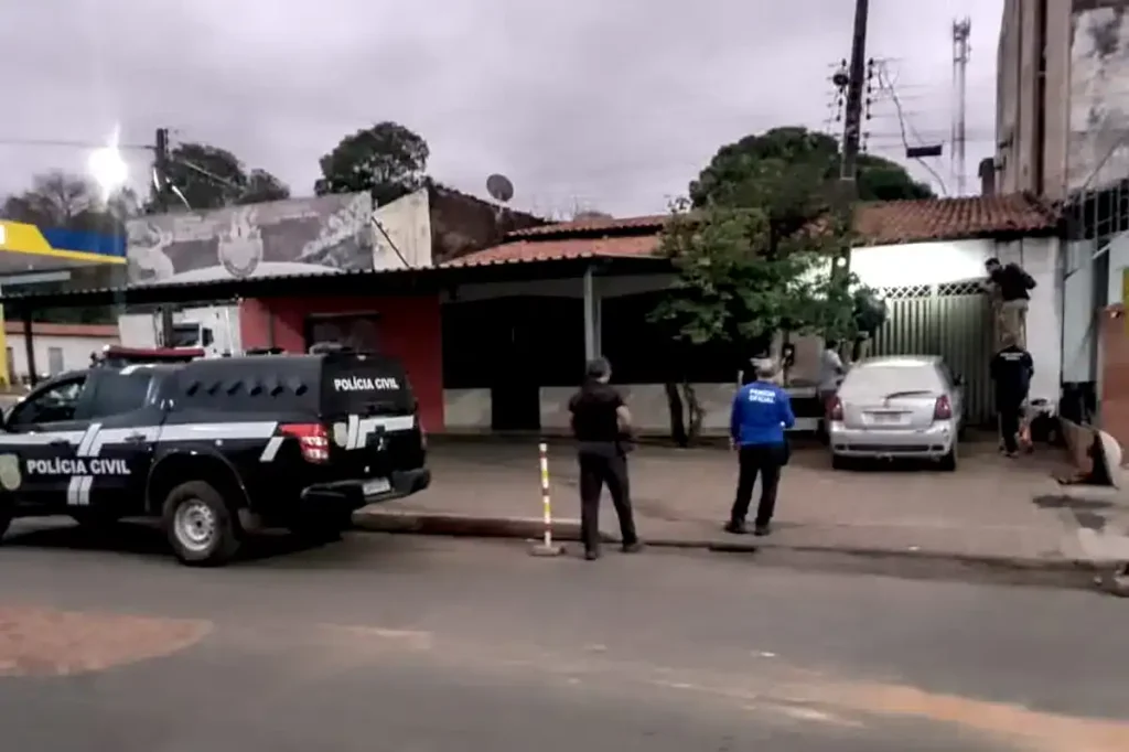 Viatura da Polícia Civil no local de prisão por fraude de energia