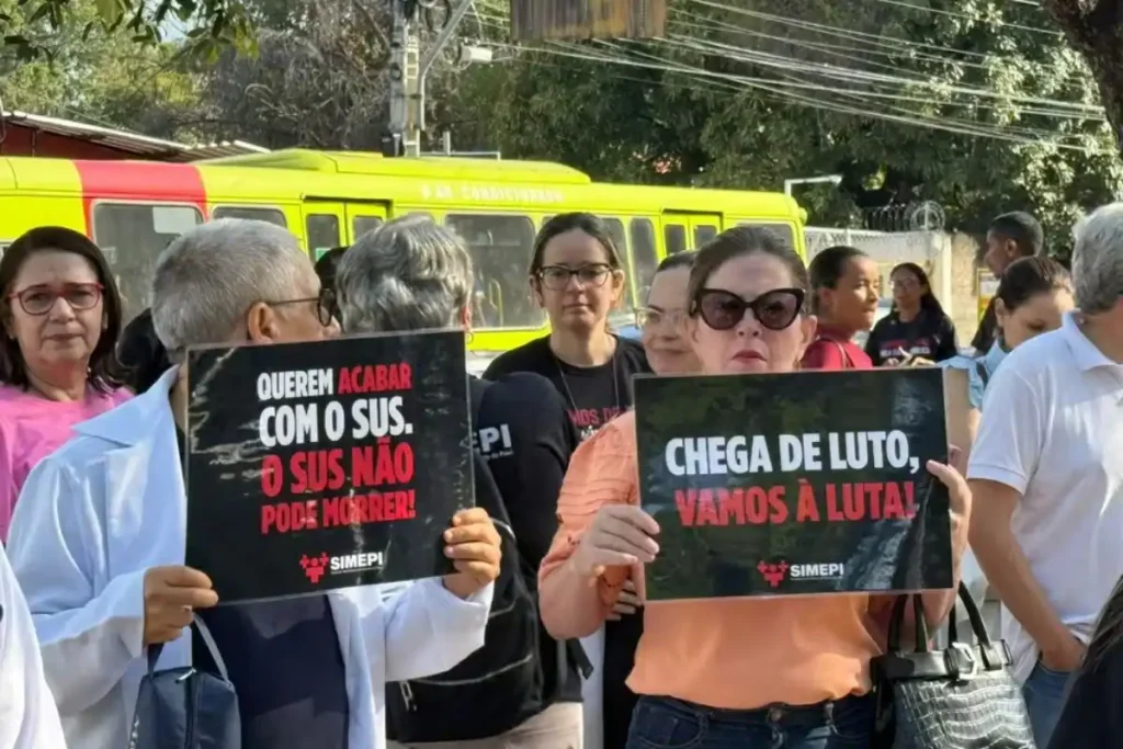 Profissionais da saúde paralisam atividades no Piauí por aumento salarial e insalubridade 1 Médicos e profissionais da saúde protestam em frente a hospital em Teresina