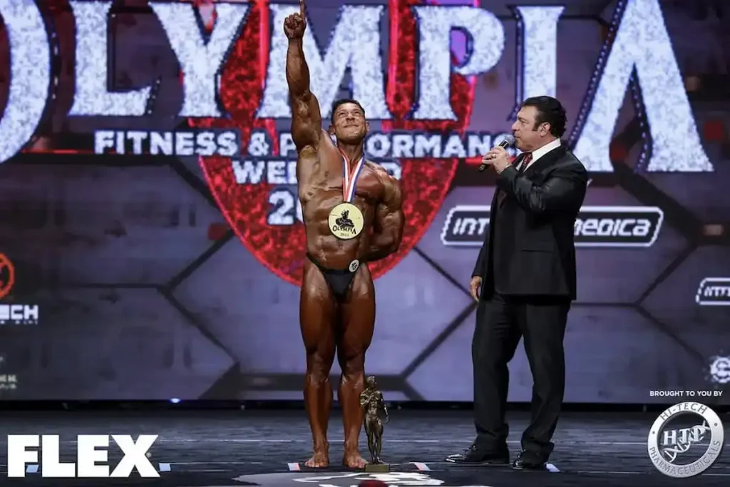 Ramon Dino faz história e se torna o primeiro brasileiro campeão do Mr. Olympia 2025 1 Fisiculturista Ramon Dino no palco da vitória do Mr. Olympia Classic Physique