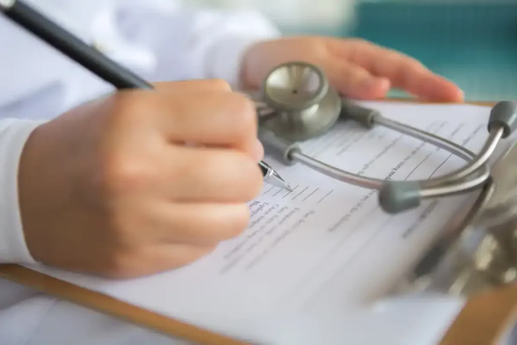 Uma mão adulterando um carimbo de atestado médico com o símbolo da lei ao fundo