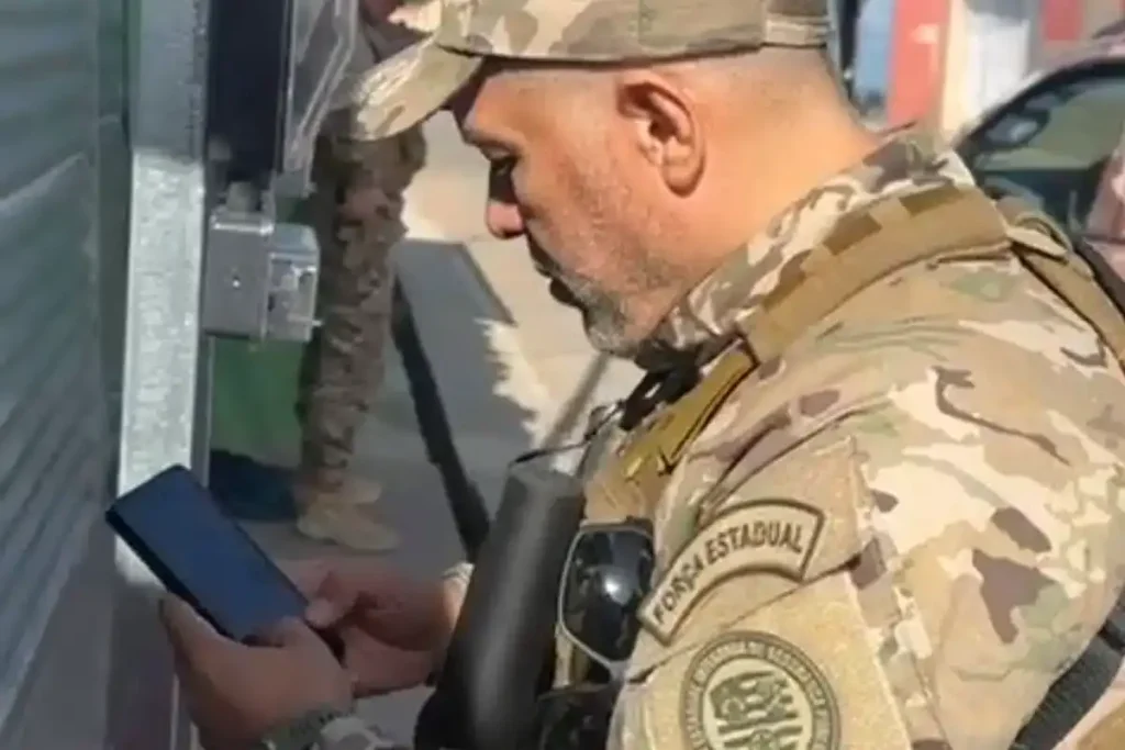 SSP-PI cumpre mandados e nove são conduzidos por receptação de celulares roubados 1 Policiais civis em frente à viatura durante operação contra o crime organizado no Piauí
