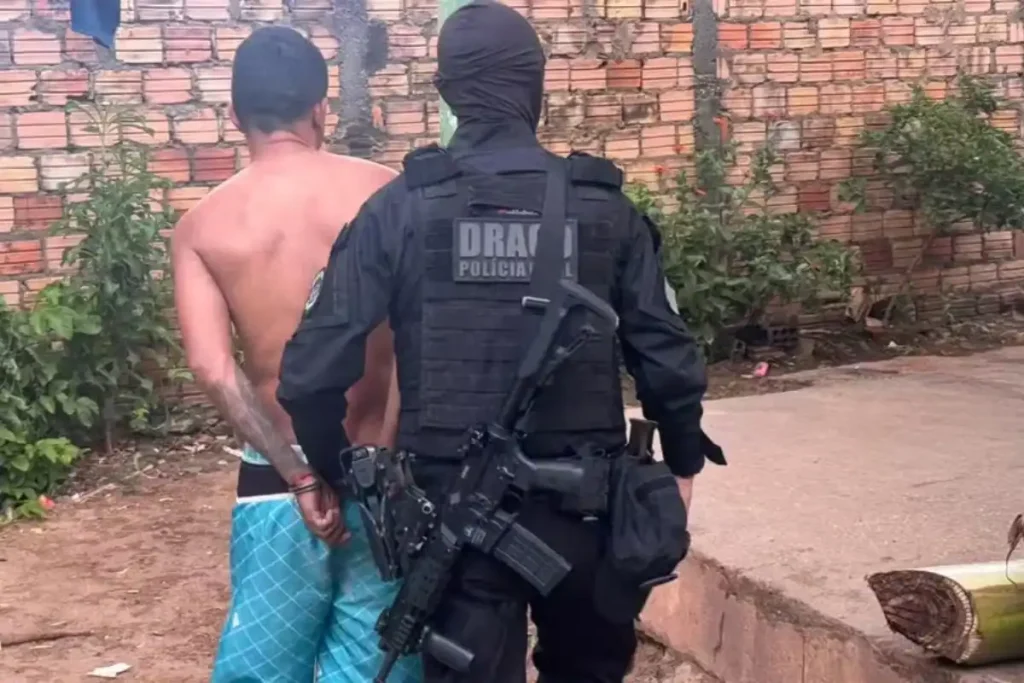 Operação prende suspeitos de aliciar jovens para facção criminosa no Piauí 6 Suspeito detido em operação policial contra facção criminosa em Altos, Piauí.