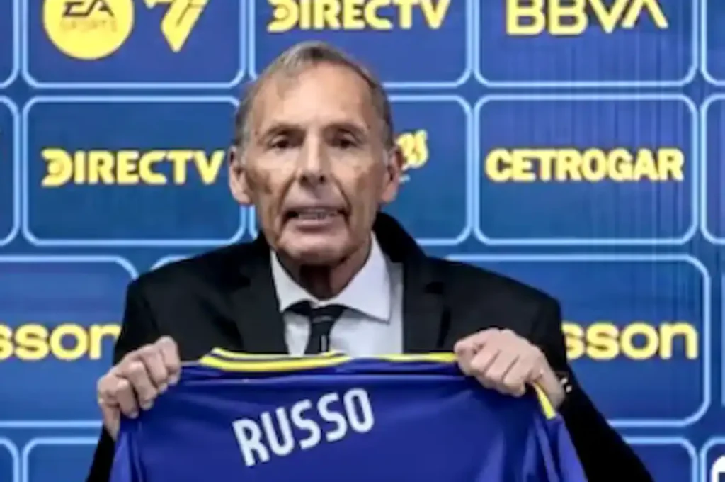 Técnico Miguel Ángel Russo em campo comandando o Boca Juniors.