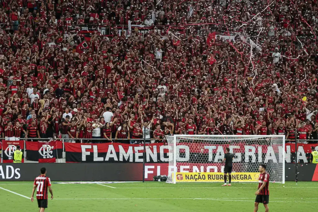 Torcedores com uniformes do Bahia e Flamengo na Arena Fonte Nova, em Salvador.