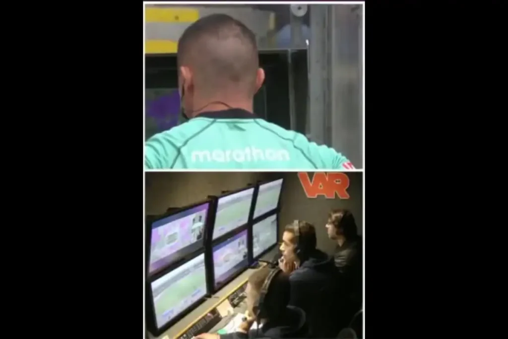 Árbitro chileno faz sinal de checagem do VAR na cabine de monitoramento
