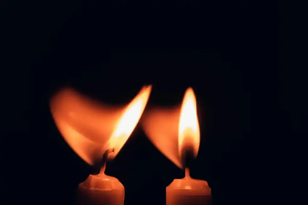 Vela acesa na madrugada, símbolo da falta de energia durante o apagão nacional