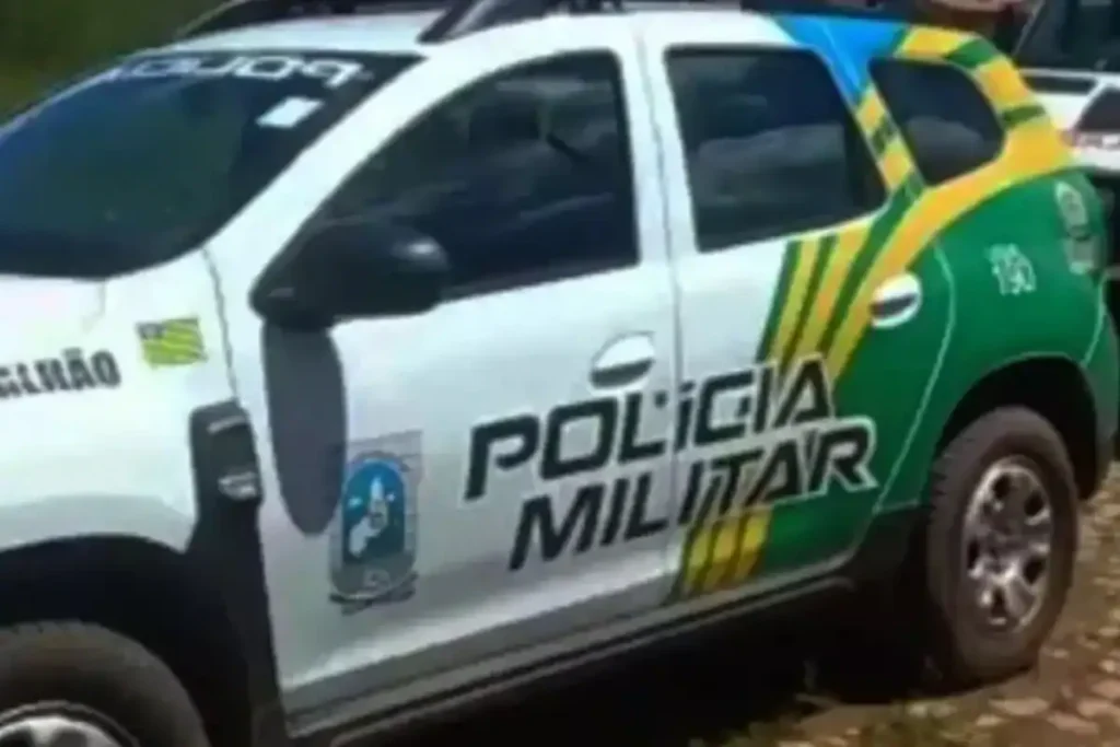 Viatura da Polícia Militar em frente à casa onde ocorreu o resgate.