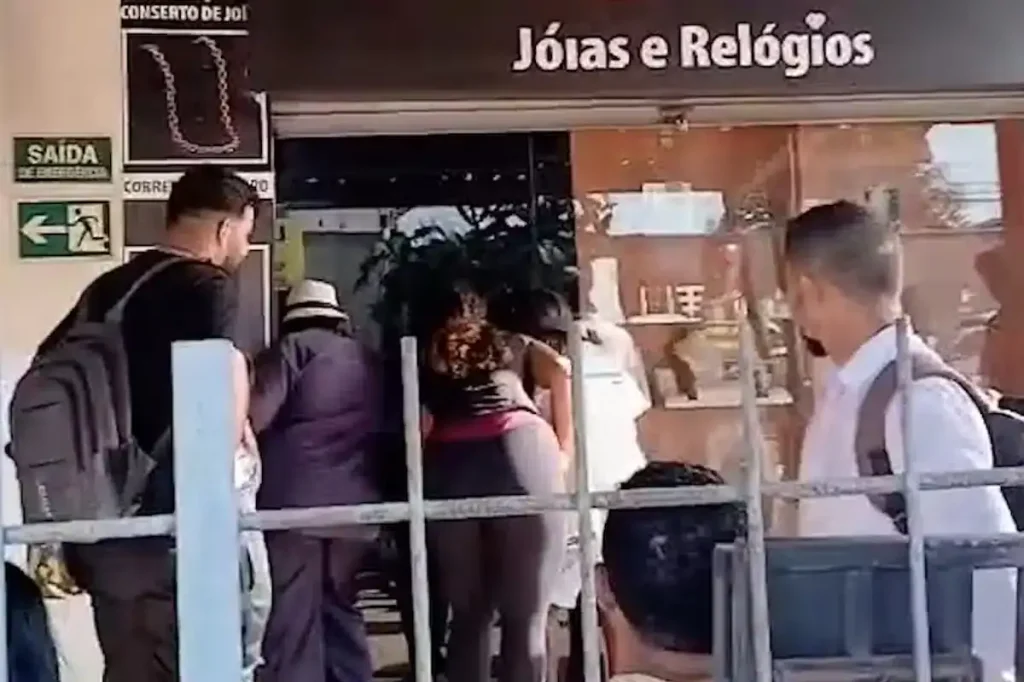 Vigilantes armados após troca de tiros na frente de joalheria em São Luís