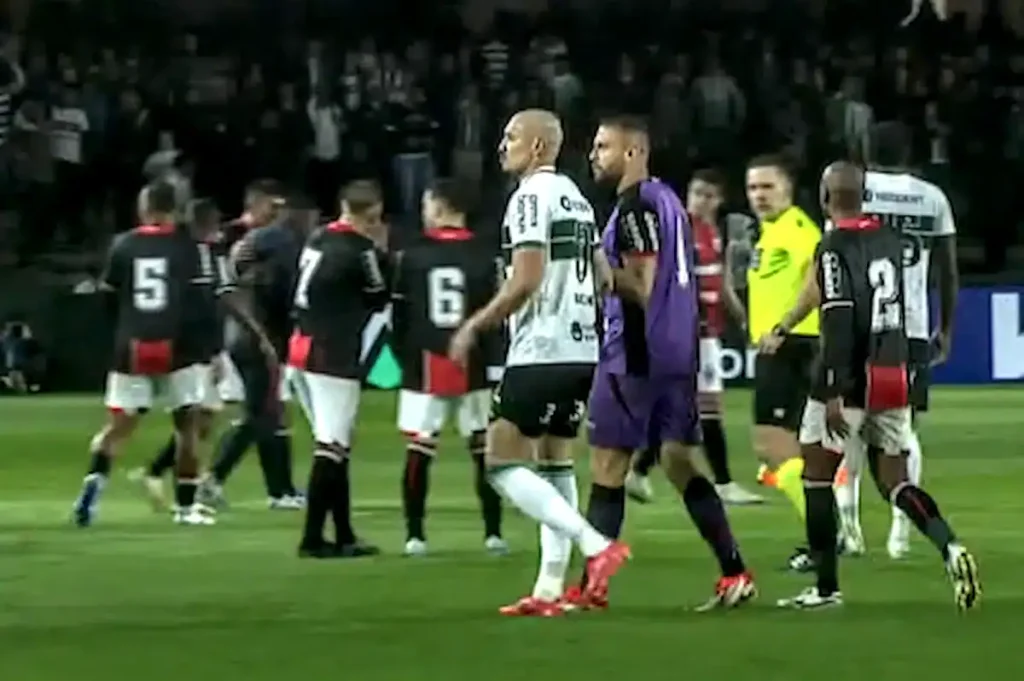 Jogadores do Coritiba e Botafogo-SP em campo após o desentendimento entre Zeca e Edson