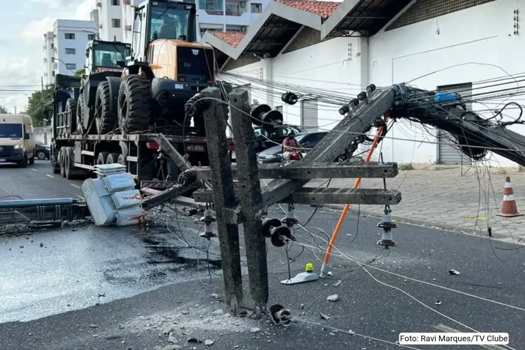 Caminhão com tratores derruba postes e deixa Zona Sul de Teresina sem energia 1 Postes de luz e fios caídos na rua após colisão de veículo