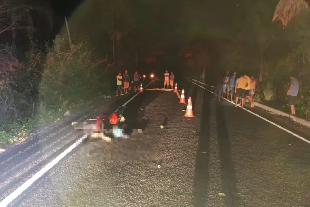 Viatura do BPRE e equipe do IML no local da colisão fatal entre carro e moto na rodovia PI-130 em Palmeirais.